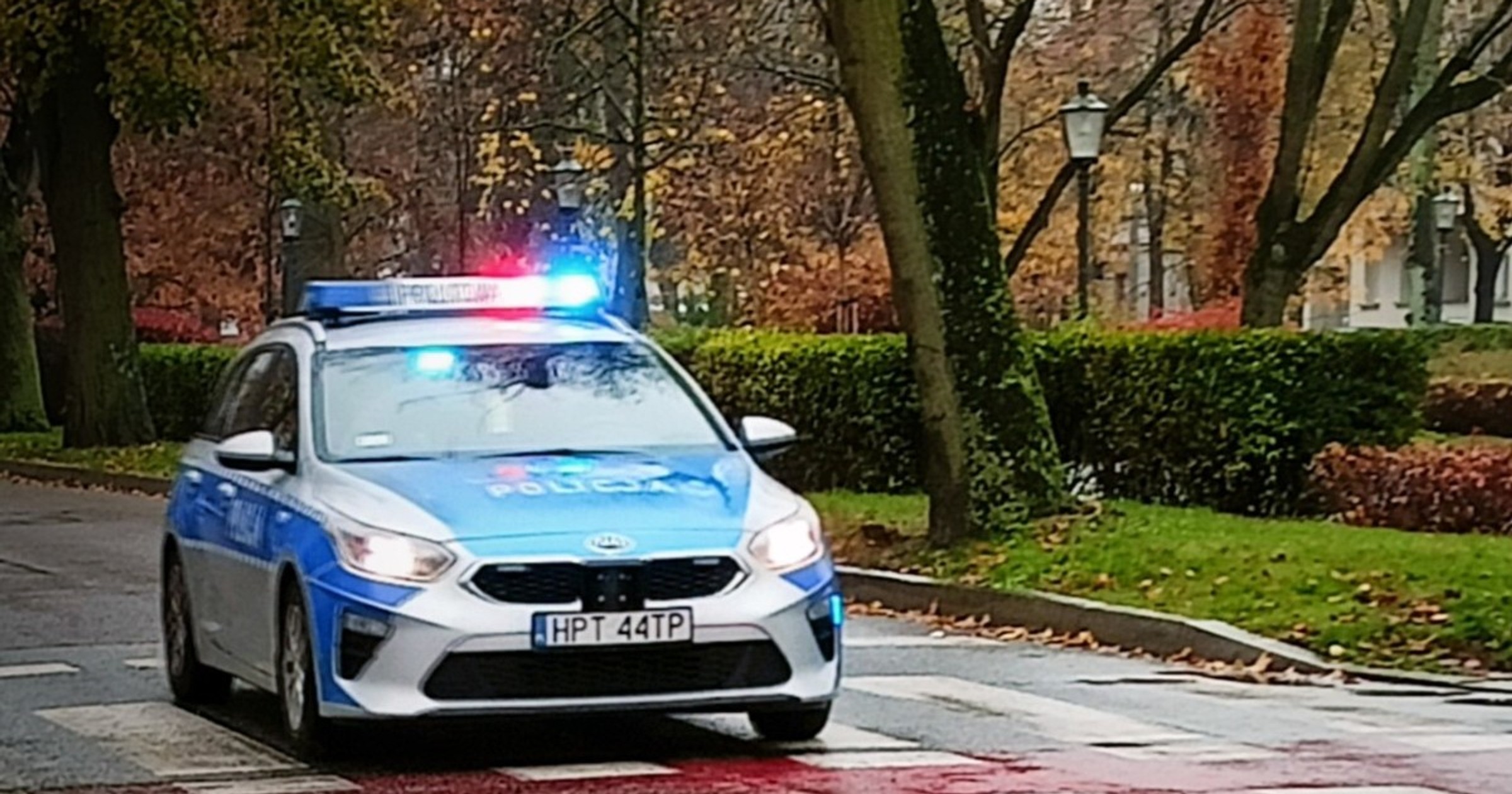 Obraz pochodzący z serwisu https://elk.policja.gov.pl/o05/aktualnosci/119126,Policjanci-pomogli-kierowcy-po-awarii-samochodu-Okazalo-sie-ze-wsiadajac-za-kier.html