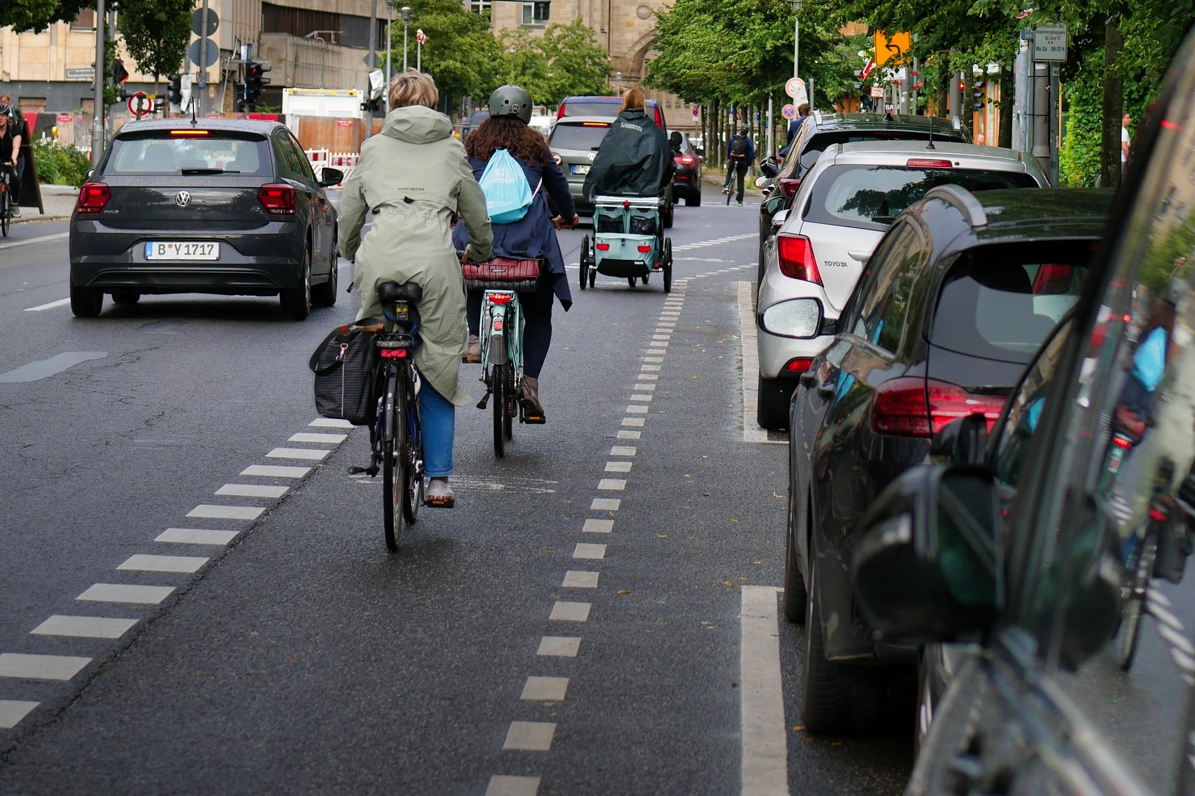Rowerzysta wjechał w samochód częściowo stojący na drodze dla rowerów. Zaskakujący wyrok sądu