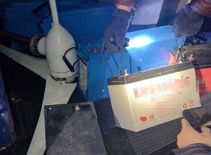 Ponad rok kradł akumulatory z urządzeń drogowych. Zbudował z nich "domową elektrownię"