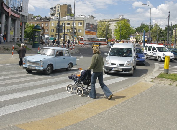 Zabiorą prawo jazdy za omijanie auta przed przejściem?