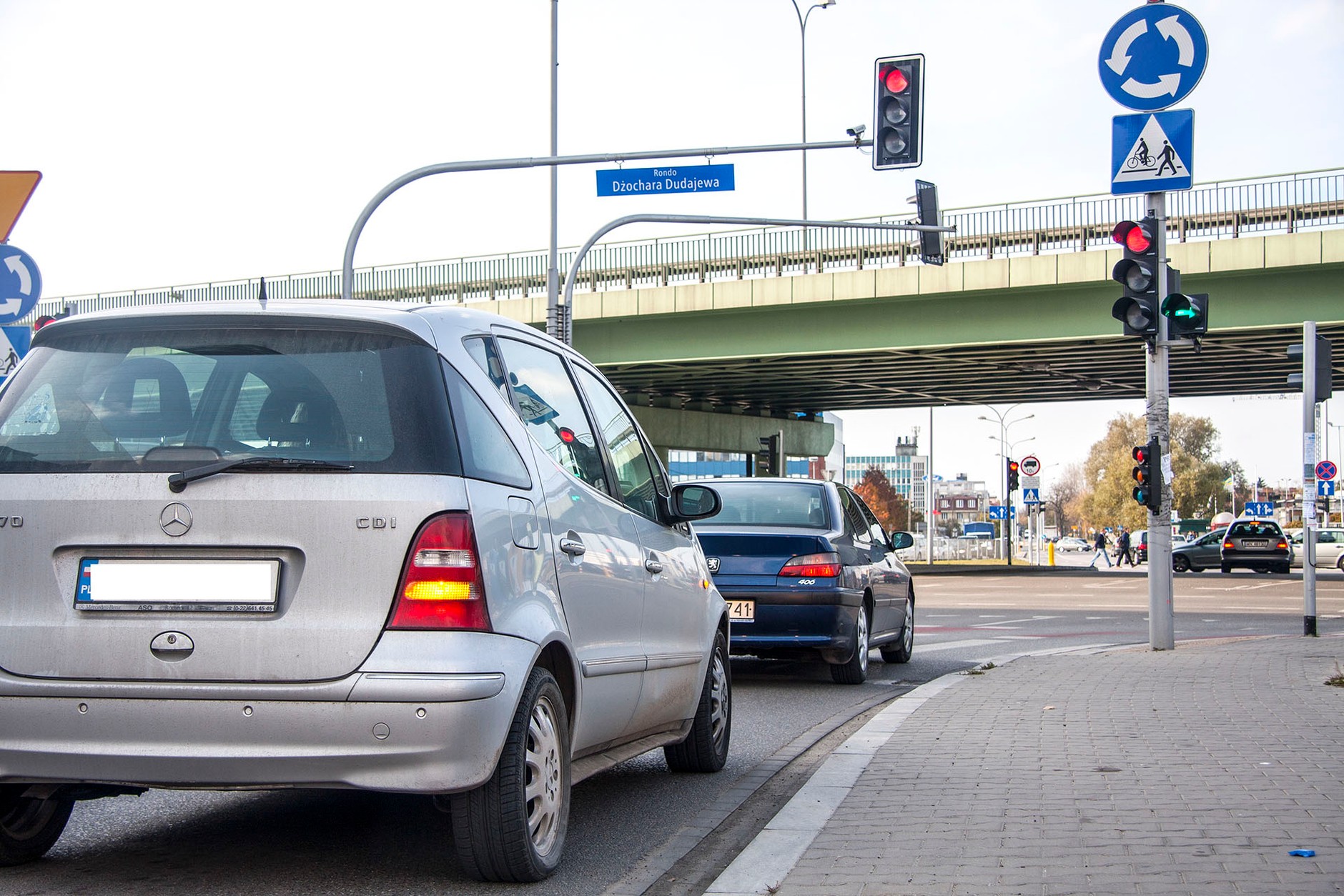 Lewy kierunkowskaz nikogo nie wprowadza w błąd, ale nie jest też niezbędny.