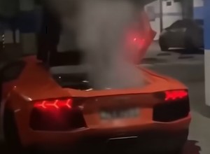 Dziwny pomysł na grilla omal nie skończył się pożarem Lamborghini Aventadora