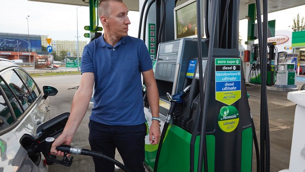 Jak zatankować samochód na stacji? Instrukcja dla początkujących kierowców