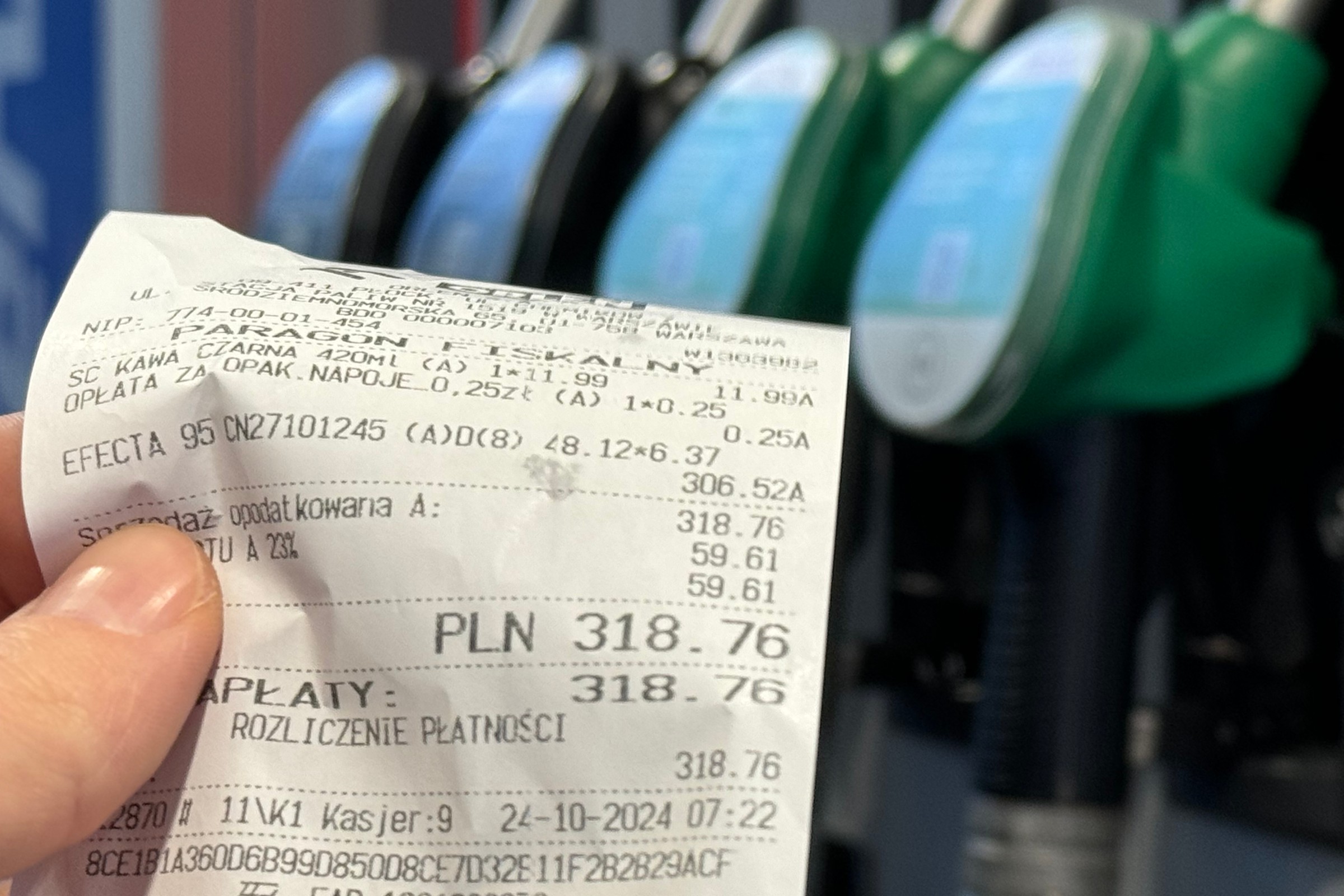 Znowu można tankować za niecałe 7 zł, ale jeżeli wybierzesz zły pistolet, zapłacisz więcej niż przed CPN