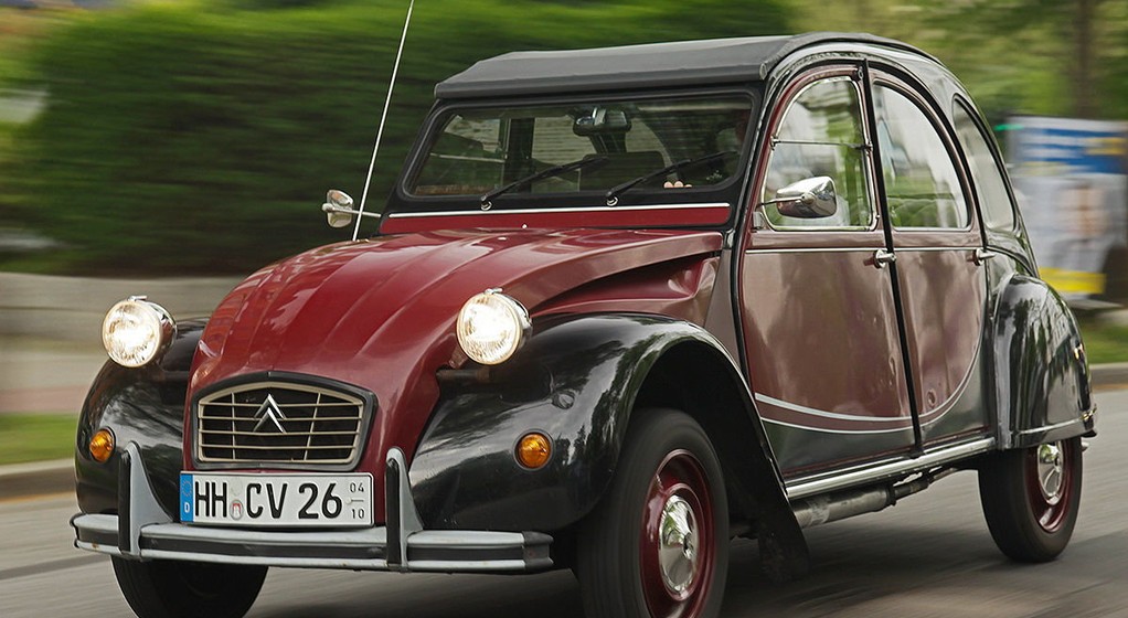 Citroen 2CV produkowany był w latach 1949-1990