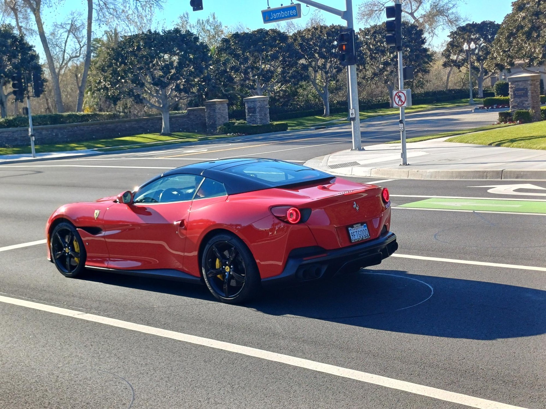 Tesla Cybertruck i inne auta w Kalifornii