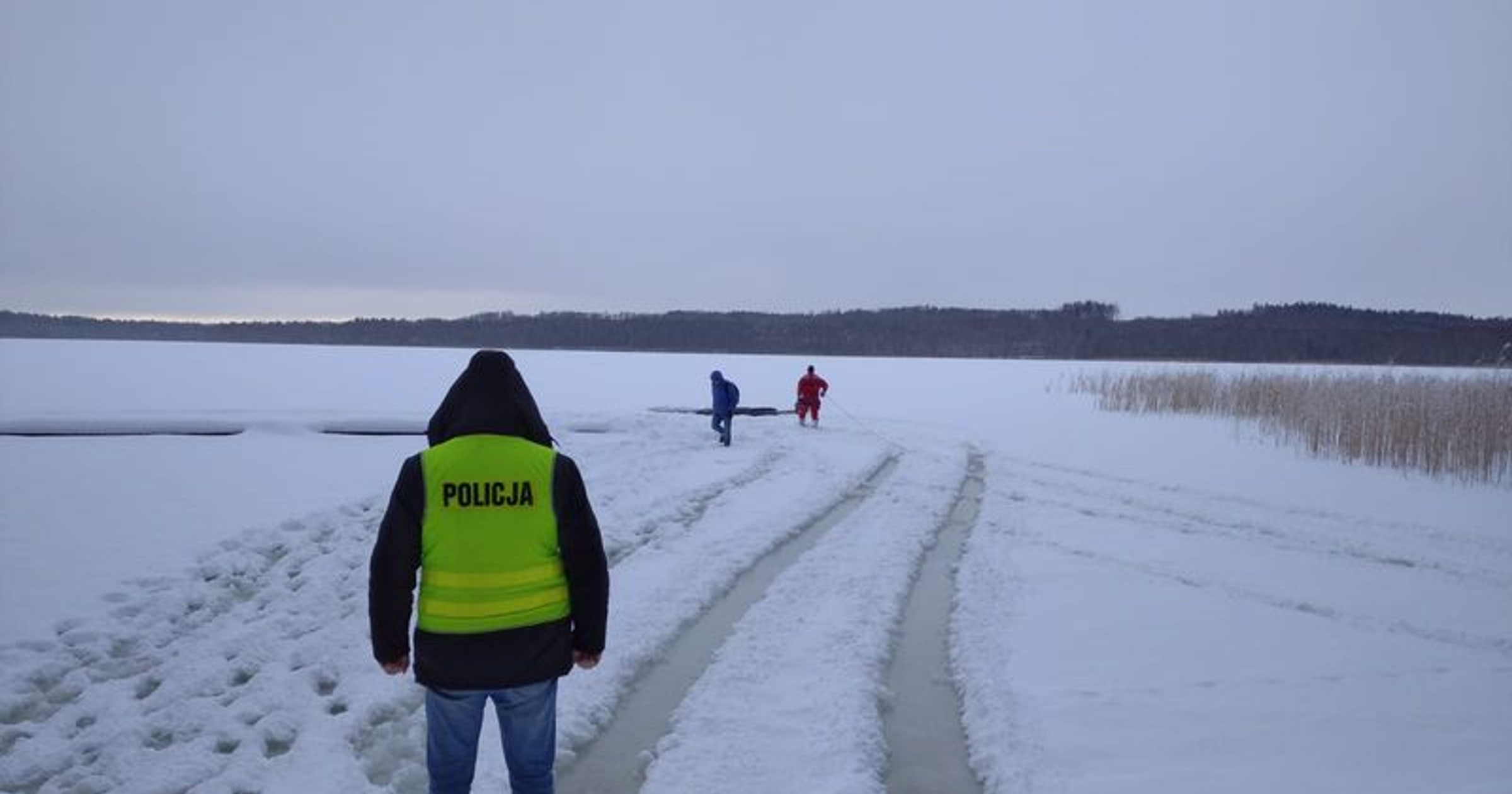 Wjechał autem na zamarznięte jezioro - i tyle go widzieli