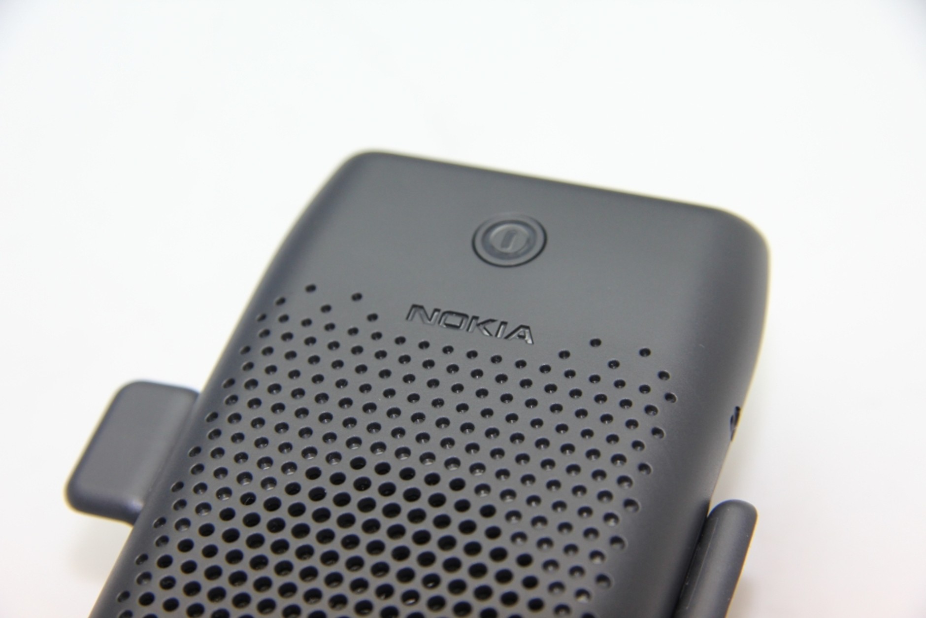 Przycisk wyłączania i włączania jest niewielki. W nocy niewidoczny co utrudnia włączenie.