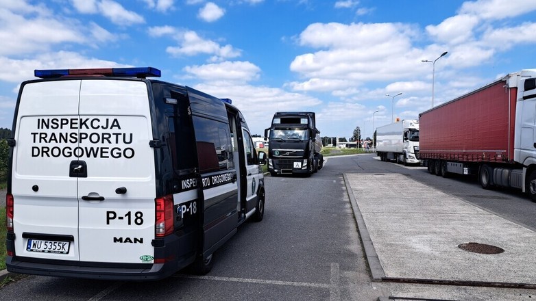 Pojazd Inspekcji Transportu Drogowego i zatrzymana do kontroli ciężarówka