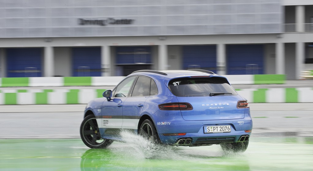 Przesiadka do Macana i test refleksu na tzw. szarpaku. Po przejechaniu fotokomórki mechanizm wprowadzał auto w poślizg na bardzo mało przyczepnej nawierzchni. Kierowca musiał błyskawicznie zorientować się w którym kierunku musi skontrować kierownicą, by opanować auto