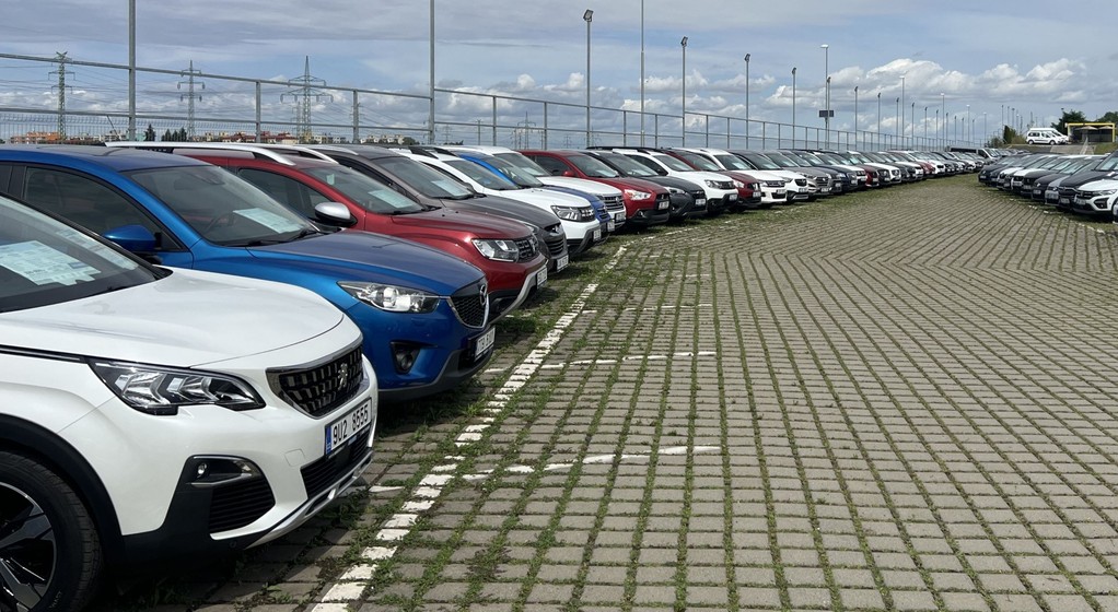 Salon sprzedaży samochodów używanych AAA Auto w czeskiej Pradze w dzielnicy Dolni Chabry