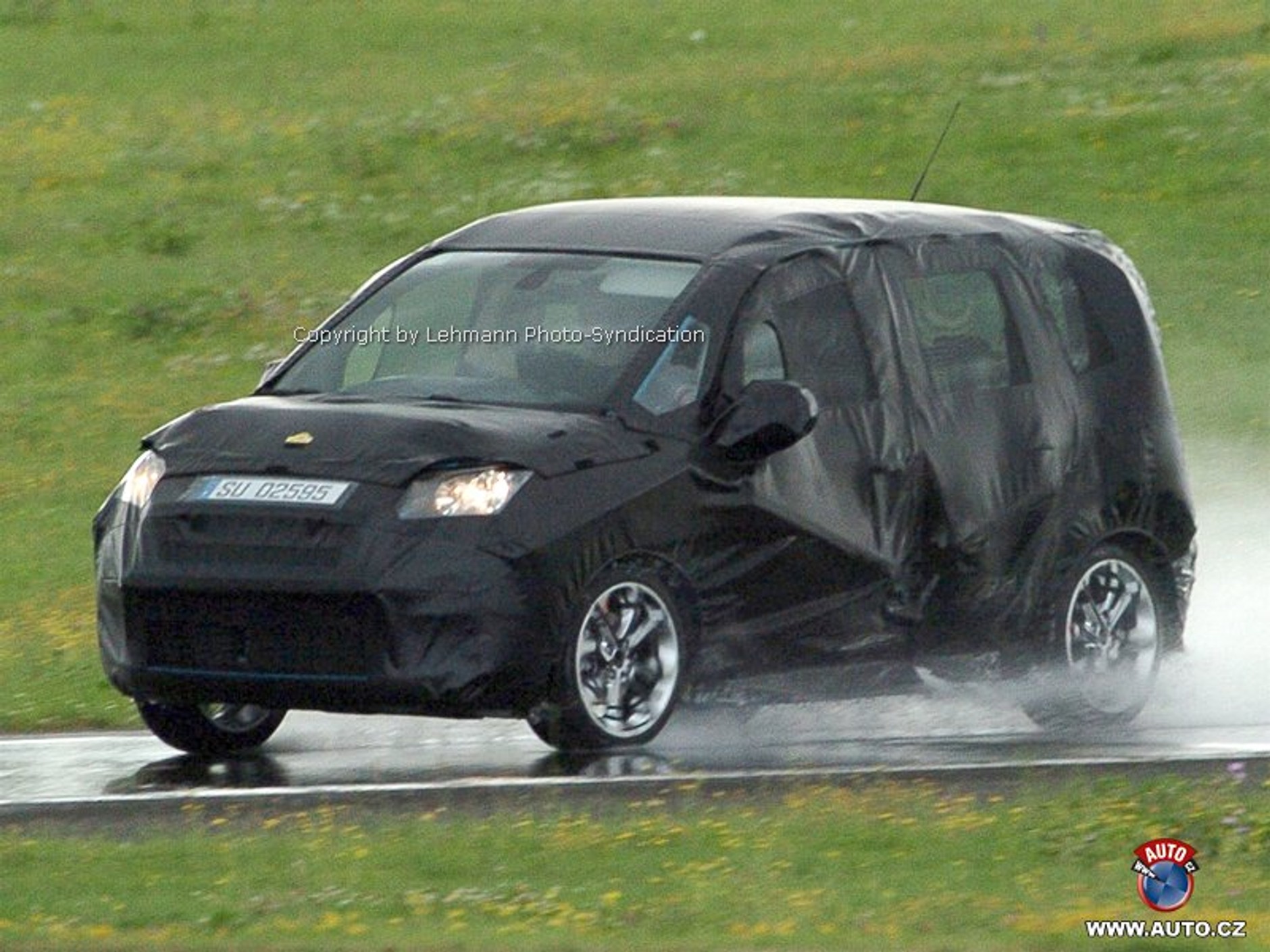 Zdjęcia szpiegowskie: Citroen wyśle do klasy mini-MPV swój C3 StreetLounge