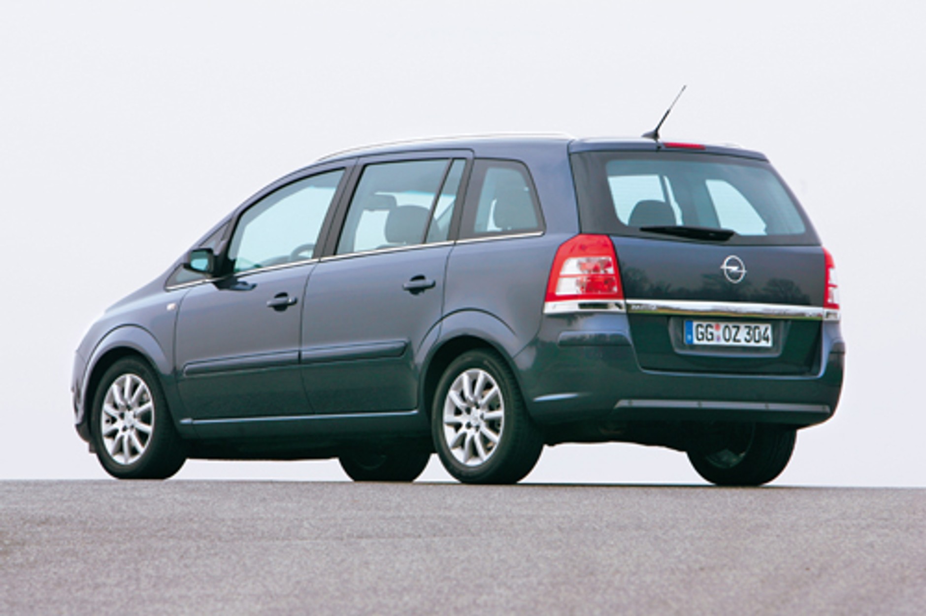 Cztery minivany z silnikami diesla