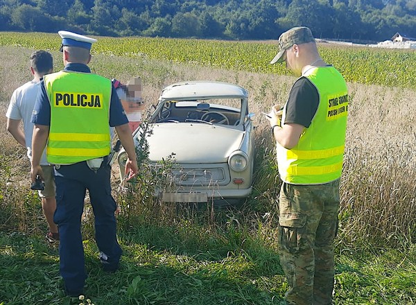 Rodzina dachowała wiekowym Trabantem. Wypadek powinien skończyć się tragedią
