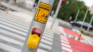 Przycisk do zmiany świateł na przejściu dla pieszych ma ukrytą funkcję. Pod spodem