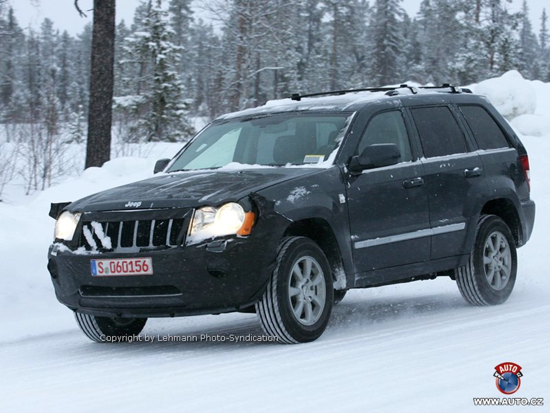 Zdjęcia szpiegowskie: kosmetyczne zmiany dla Jeepa Grand Cherokee CRD