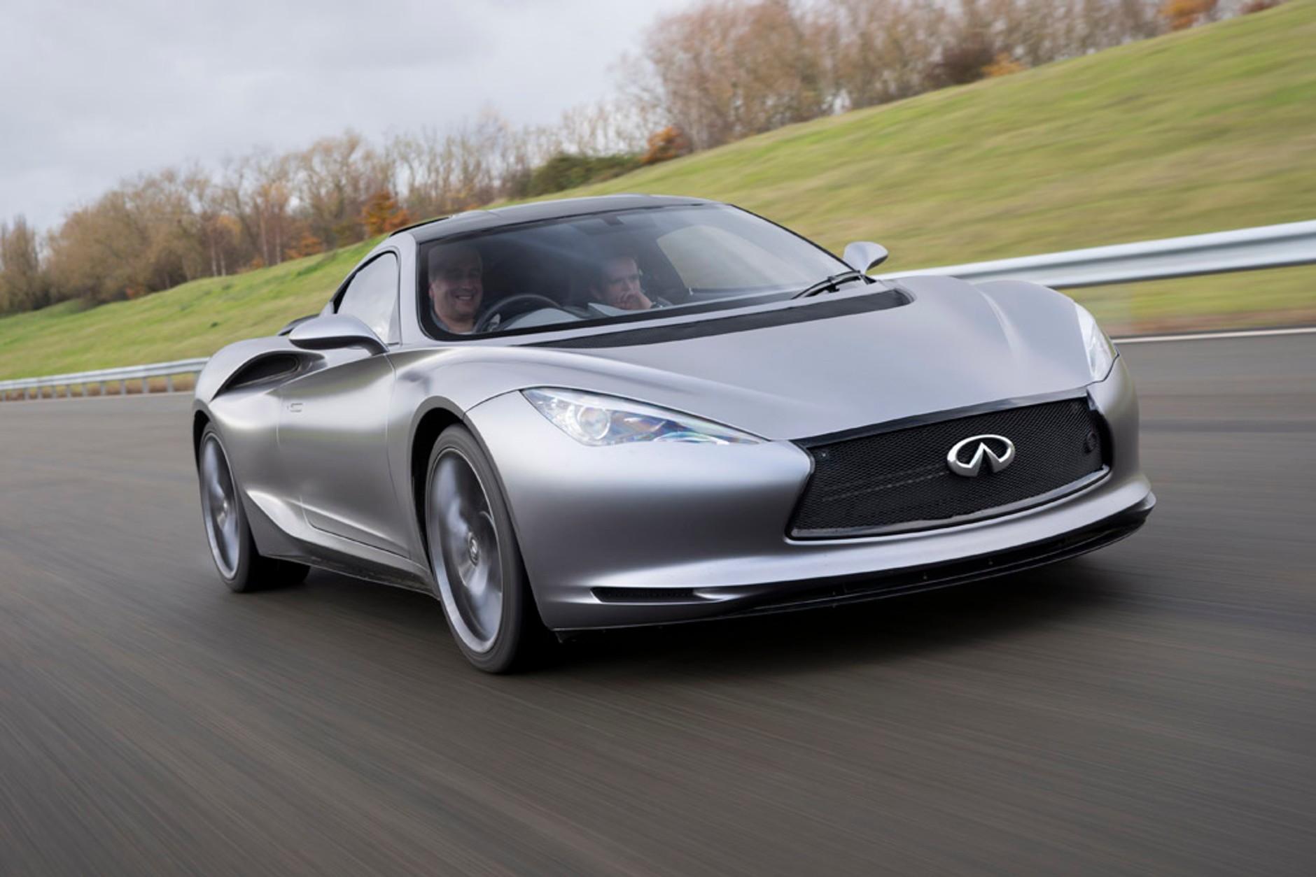 Infiniti Emerg-e: samochód mknący w milczeniu