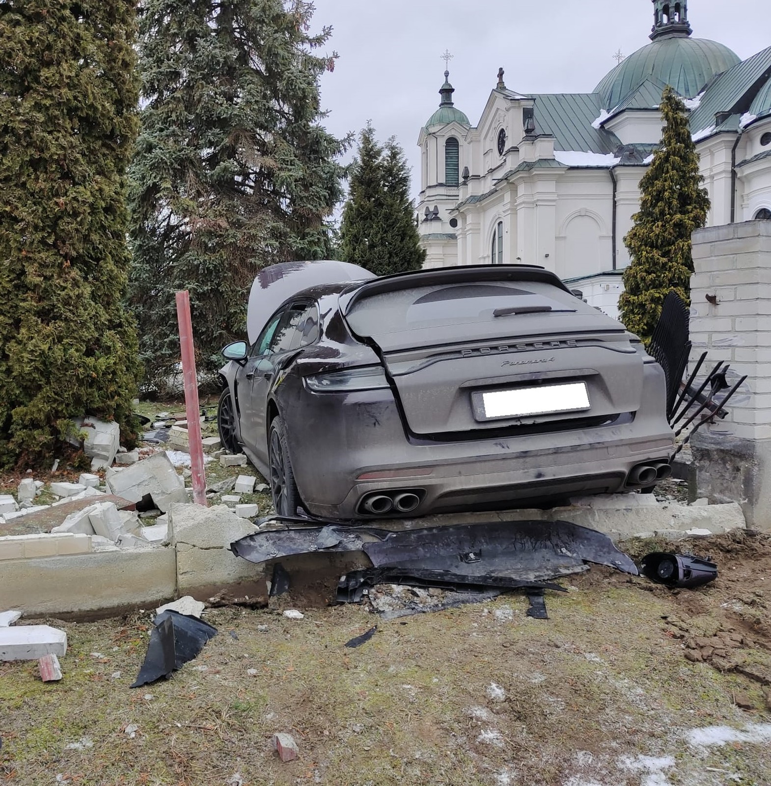 Spieszyli się do kościoła. Przebili się przez ogrodzenie plebanii