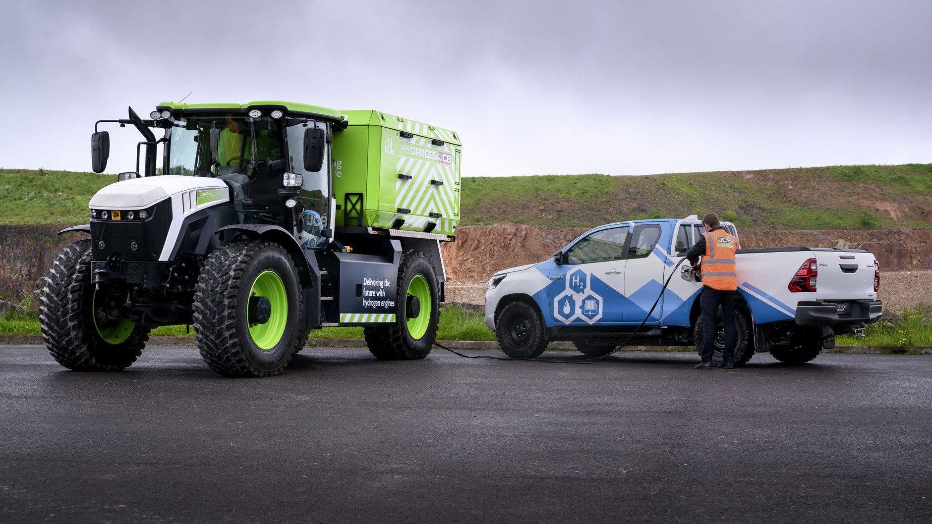 Tankowanie wodoru z mobilnej stacji JCB