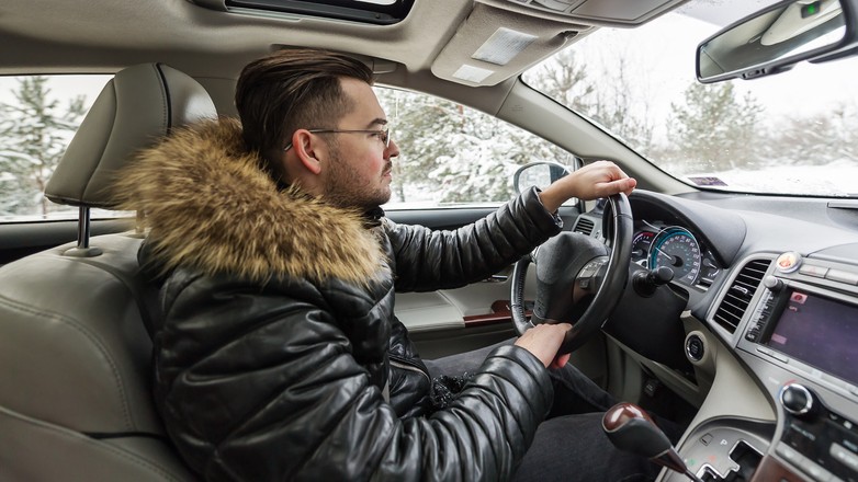 Prowadzenie samochodu w kurtce zimowej