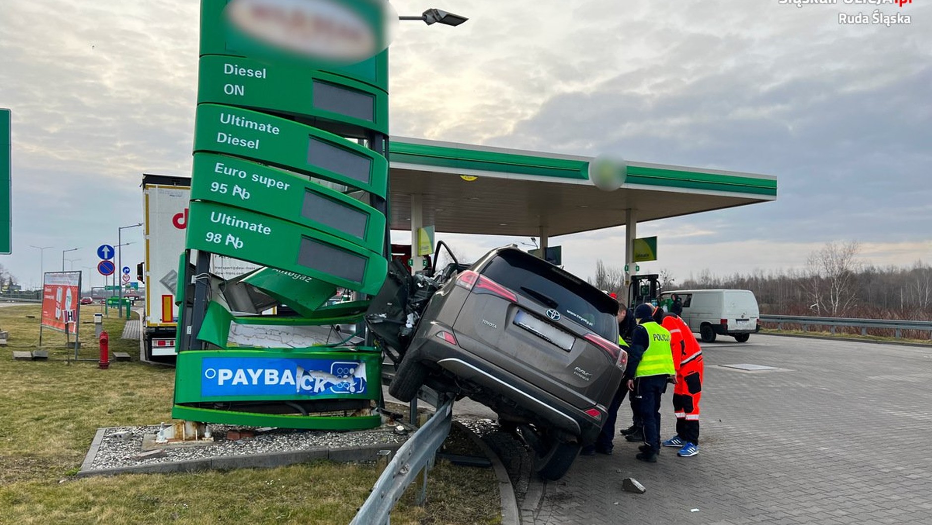 Pijany kierowca ucieczkę zakończył na stacji paliw