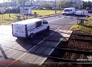 Wjechał na przejazd przy opadających rogatkach. O włos od tragedii [WIDEO]