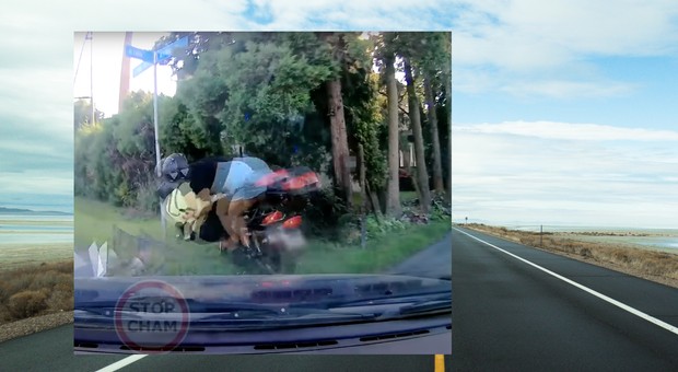 Drastyczne nagranie daje do myślenia. Wypadek z udziałem auta oraz motocykla