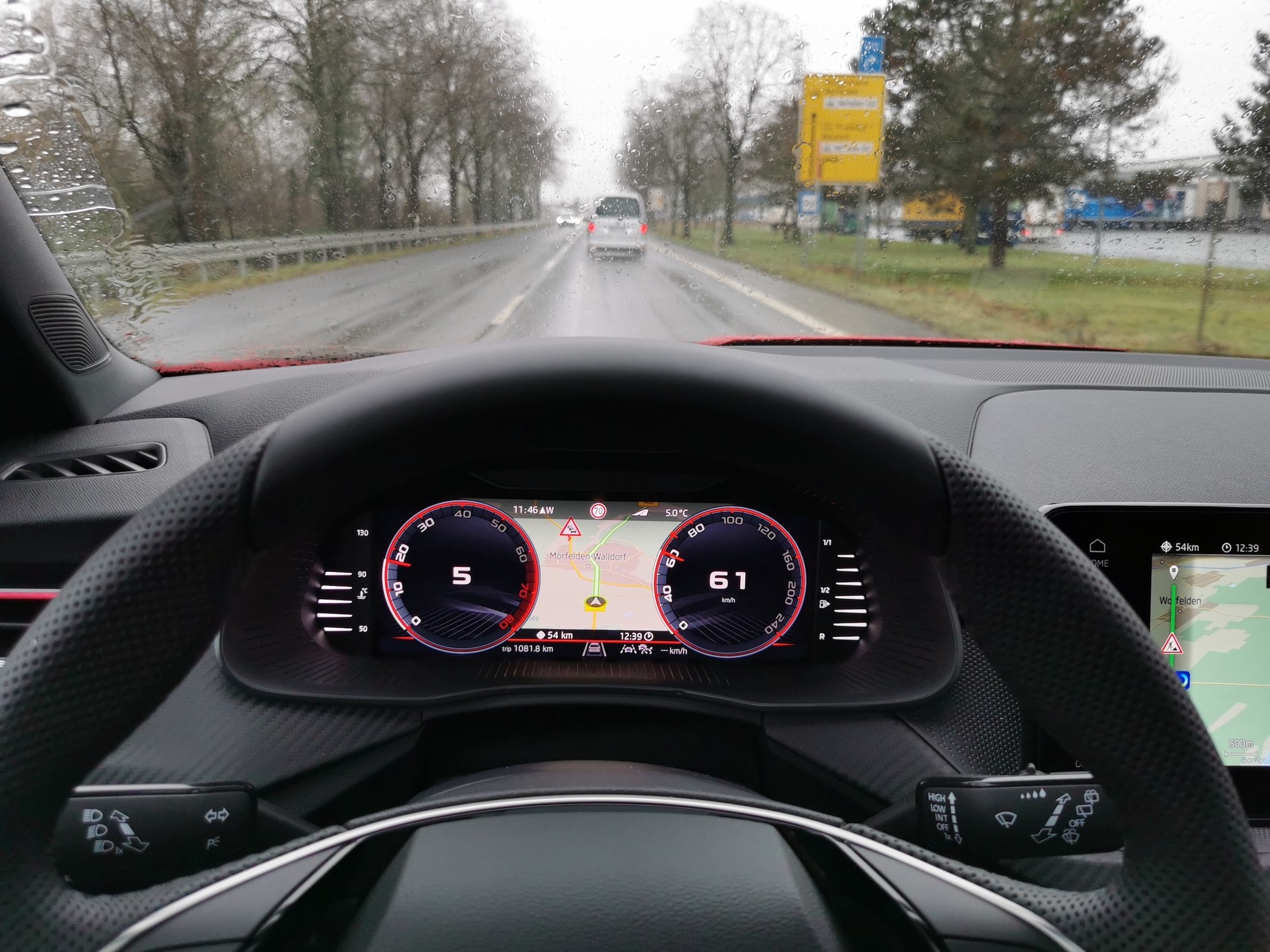 Skoda Kamiq Monte Carlo 2024: opcjonalny wirtualny kokpit jest bardzo ładnie zaprojektowany – jest dużo bardziej atrakcyjny niż podstawowy wyświetlacz 8-calowy