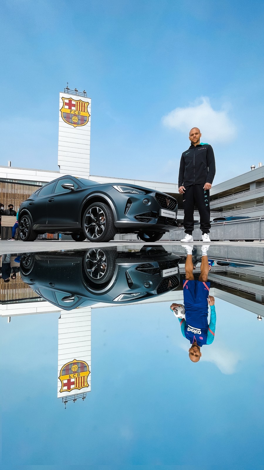 Piłkarze FC Barcelony odebrali nowe samochody