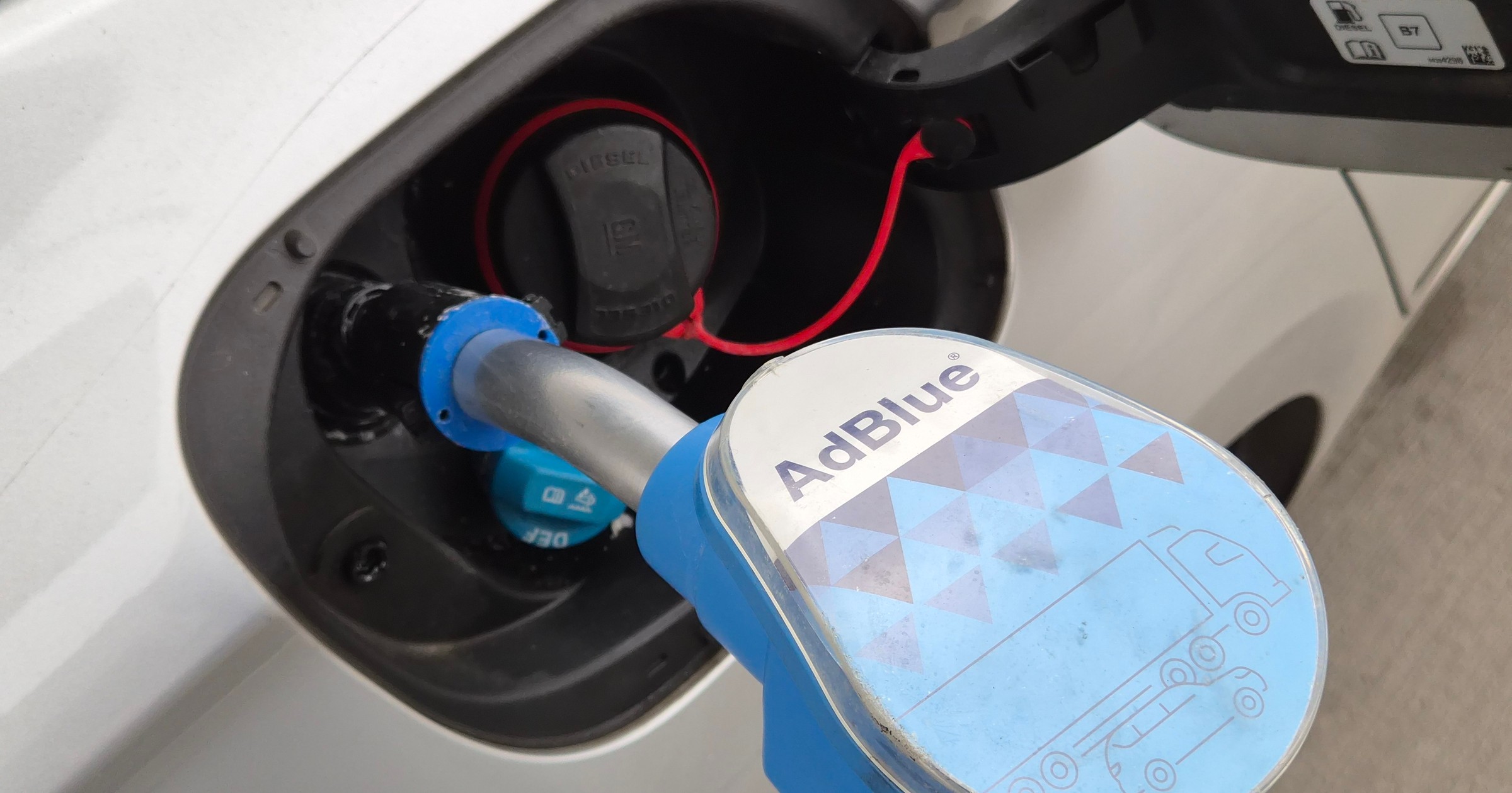 W wielu modelach aut wlew AdBlue znajduje się tuż przy wlewie oleju napędowego – wystarczy chwila nieuwagi...