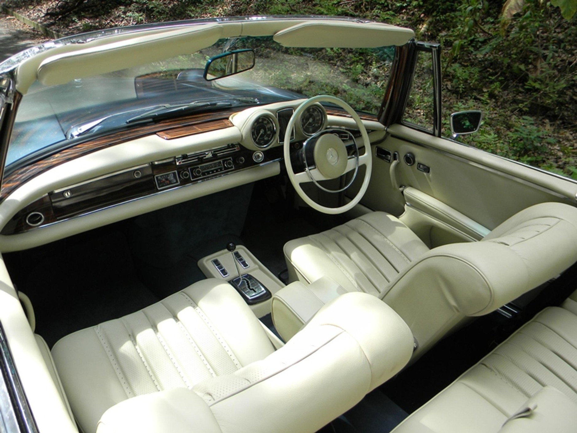 Mercedes 280SE 3.5 l Cabriolet – czyż nie jest boski?!