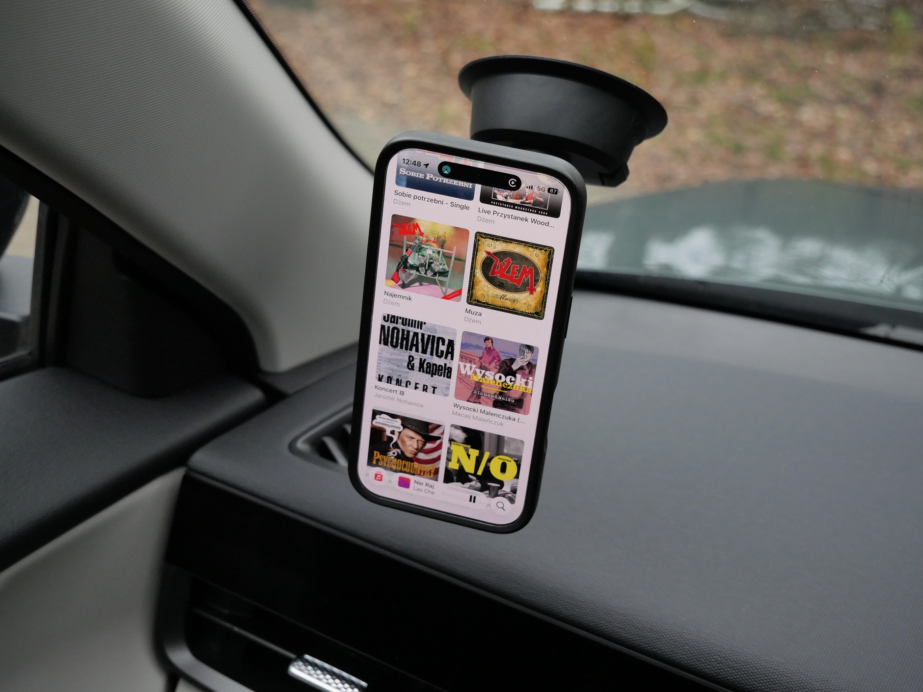 Telefon można umieścić w uchwycie zarówno poziomo jak i w pionie