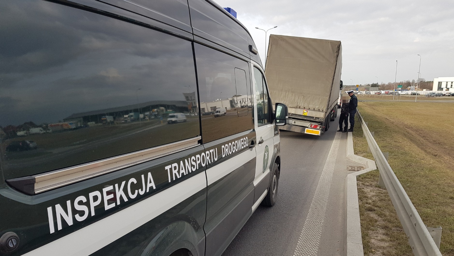 W naczepie ciężarówki pracownicy inspekcji transportu drogowego zauważyli brak jednego koła
