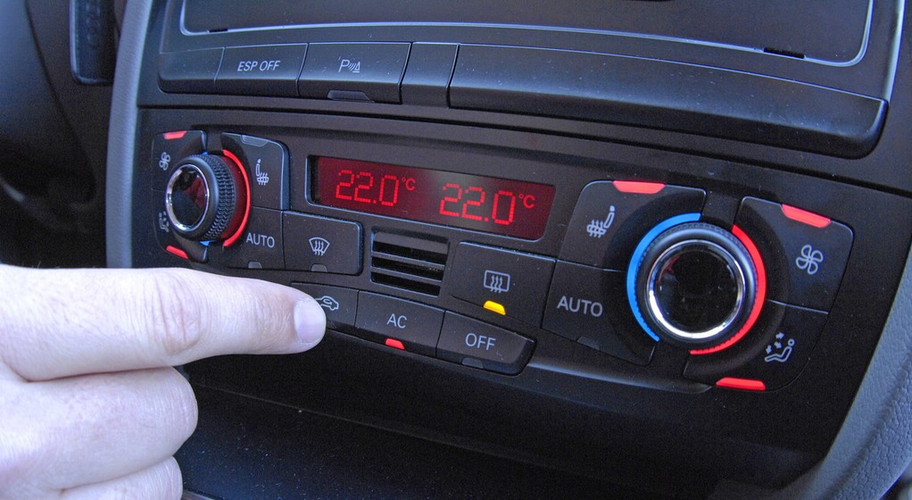 Klimatyzacja automatyczna w różnych autach potrafi mieć zupełnie inne algorytmy działania. Czasem tryb automatyczny rzeczywiście zapewnia komfort w upały, ale często zdarza się, że trzeba wymusić ustawienia manualne. Najbezpieczniej w trakcie używania klimatyzacji nie korzystać z nawiewu na nogi - czasem może tamtędy polecieć ciepłe powietrze wbrew woli kierowcy.