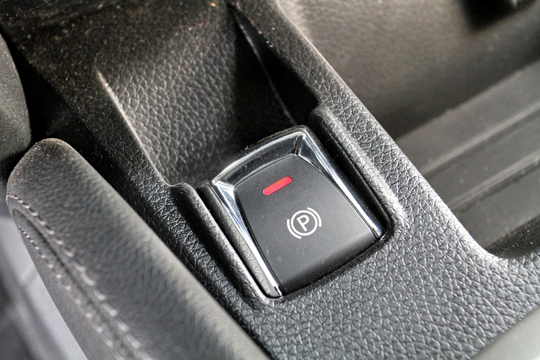 Elektrycznie sterowany hamulec postojowy może uruchamiać się automatycznie po wyłączeniu silnika