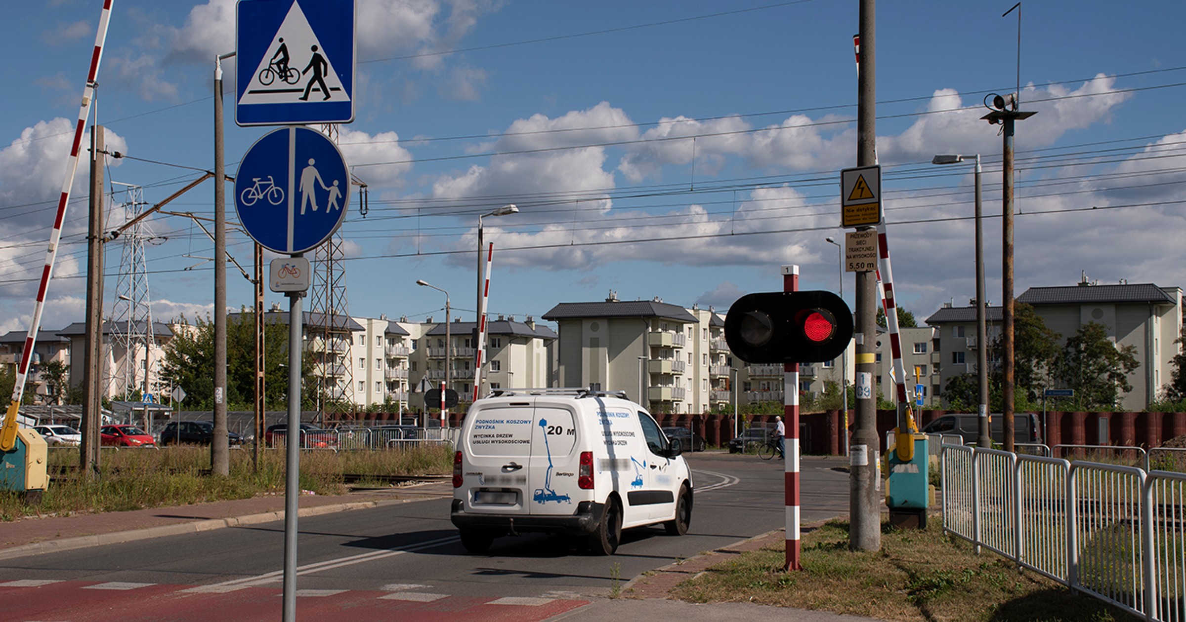 Wjazd na przejazd kolejowy na czerwonym świetle
