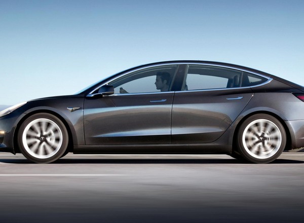 Używana Tesla ma mieć stan fabryczny. Szkoda, że jest po dachowaniu