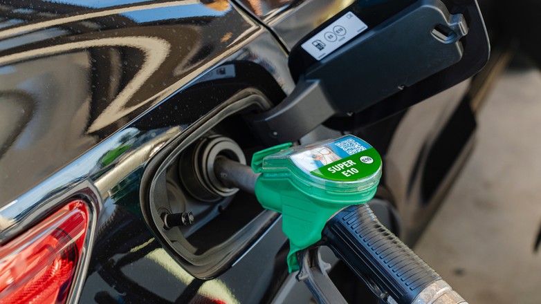 Tankowanie samochodu na niemieckiej stacji paliw