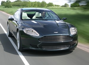 Aston Martin i Opel Astra – wzywane do serwisu