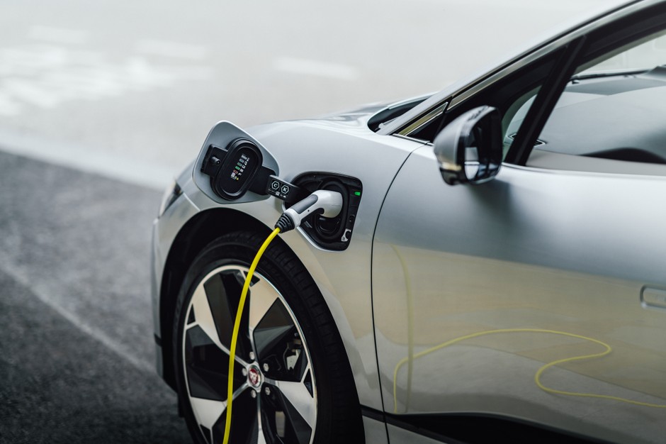 Korzystanie z szybkiej ładowarki DC o mocy do 100 kW pozwala zwiększyć zasięg o 127 km w 15 minut.