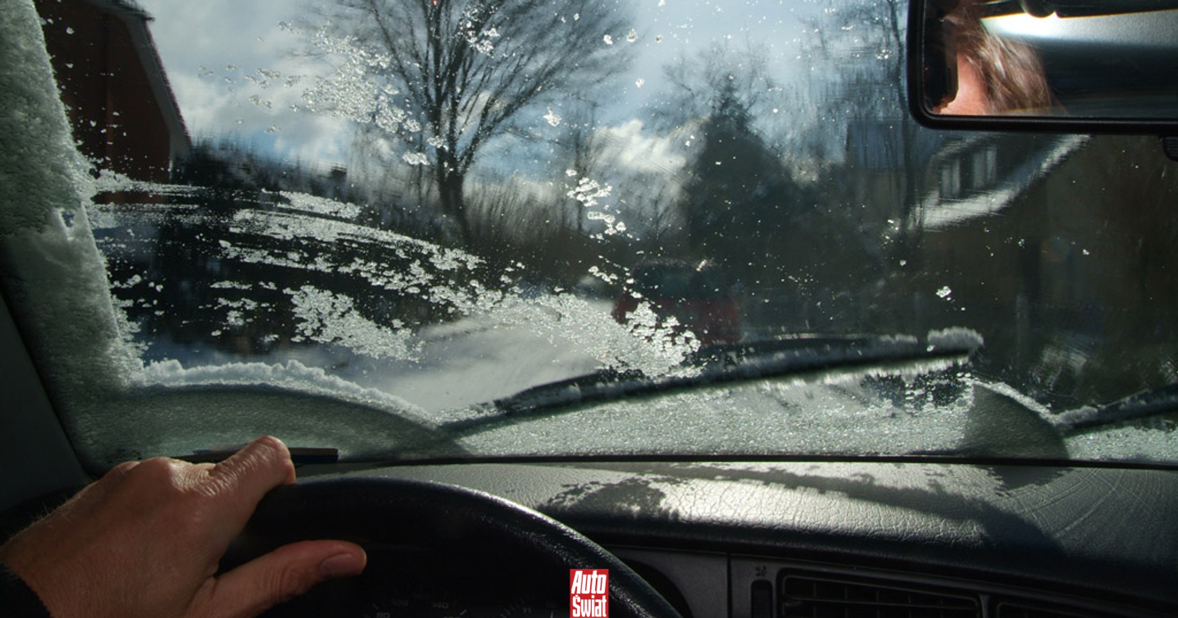 Radzimy, jak odmrozić zamarznięty płyn do spryskiwaczy. Nie musisz mieć garażu