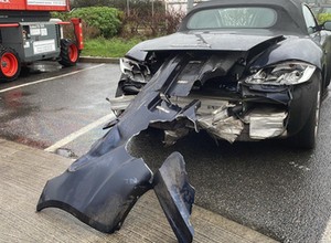 Rozbił Porsche Boxster i uznał, że po wypadku może jechać dalej