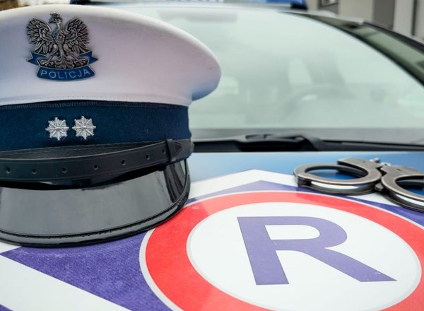 Kierowca audi jechał do kanału. Policjanci szybko wskazali przyczynę
