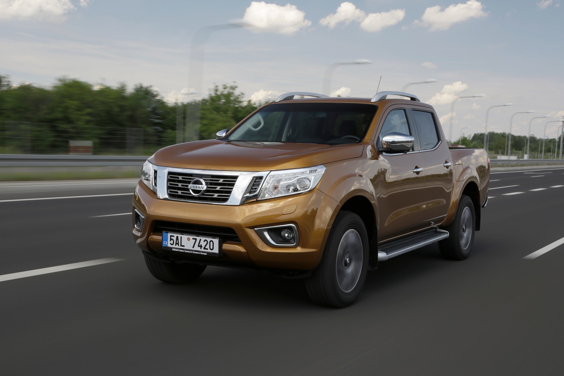 Nissan NP300 Navara: Najnowsza Navara pod względem kom-
fortu jazdy i sposobu prowadzenia
bardziej przypomina SUV-a niż pikapa