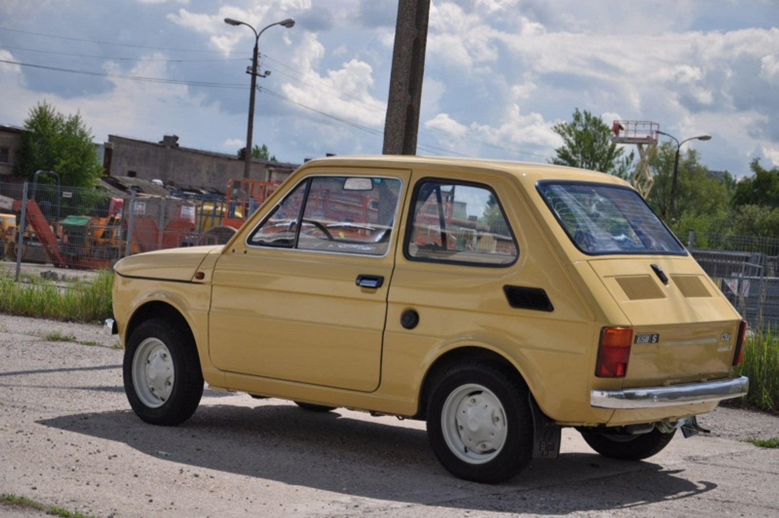 Mniej więcej tak jako nowe auto wyglądał Fiat 126 wyciągnięty niedawno z dna Renu. Nie wiadomo, czy była to odmiana wyprodukowana w Polsce (126p), czy włoski Fiat. 