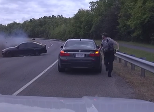 Policjant cudem uniknął najgorszego. W porę zauważył rozpędzone auto [WIDEO]