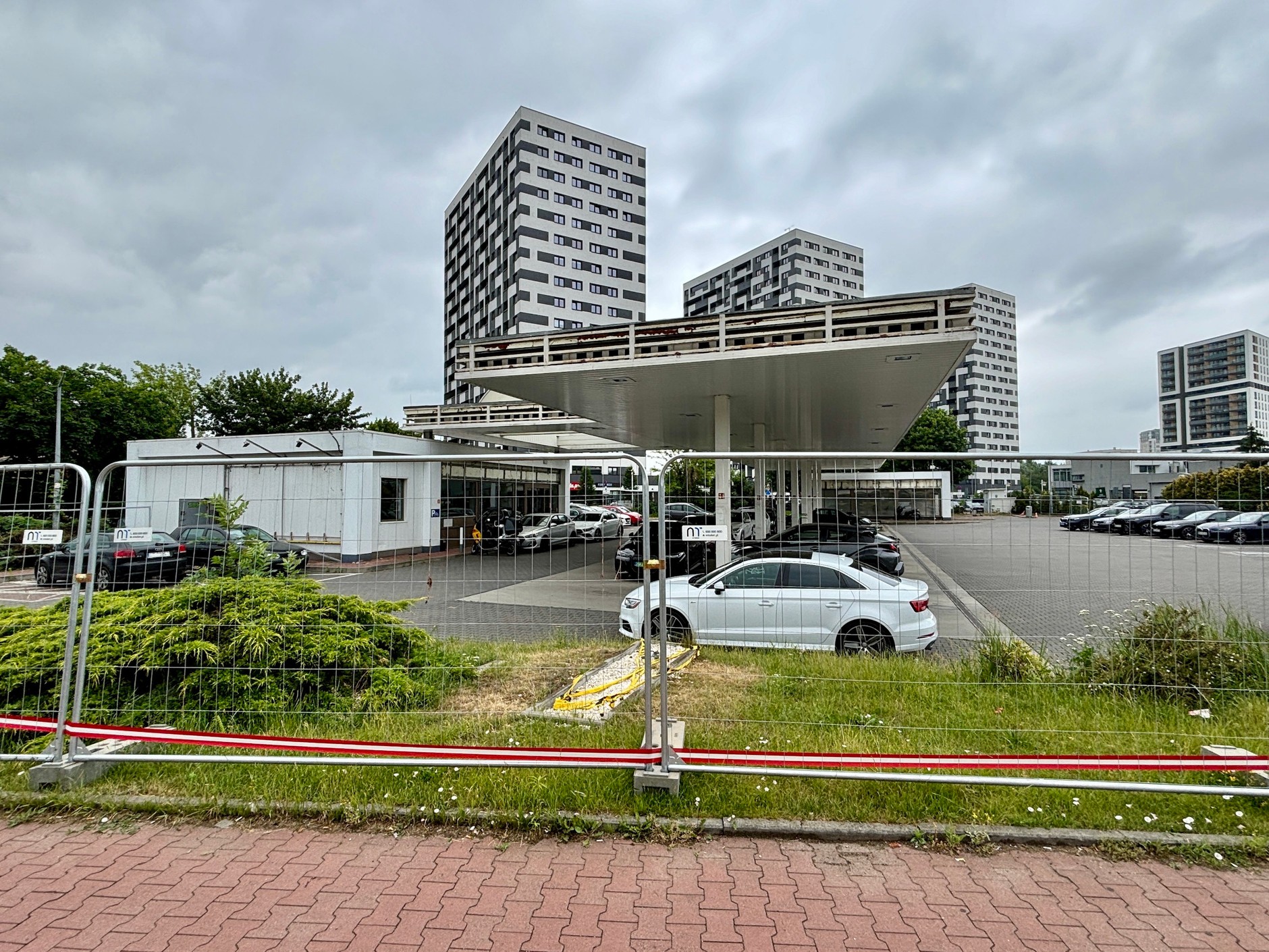 Likwidowana stacja paliw Shell przy ul. Ostrobramskiej w Warszawie