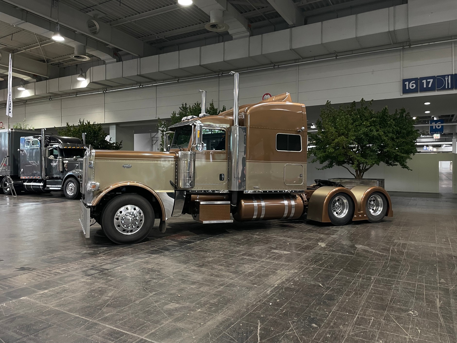 Sekcja oldtimerów na targach IAA Transportation.