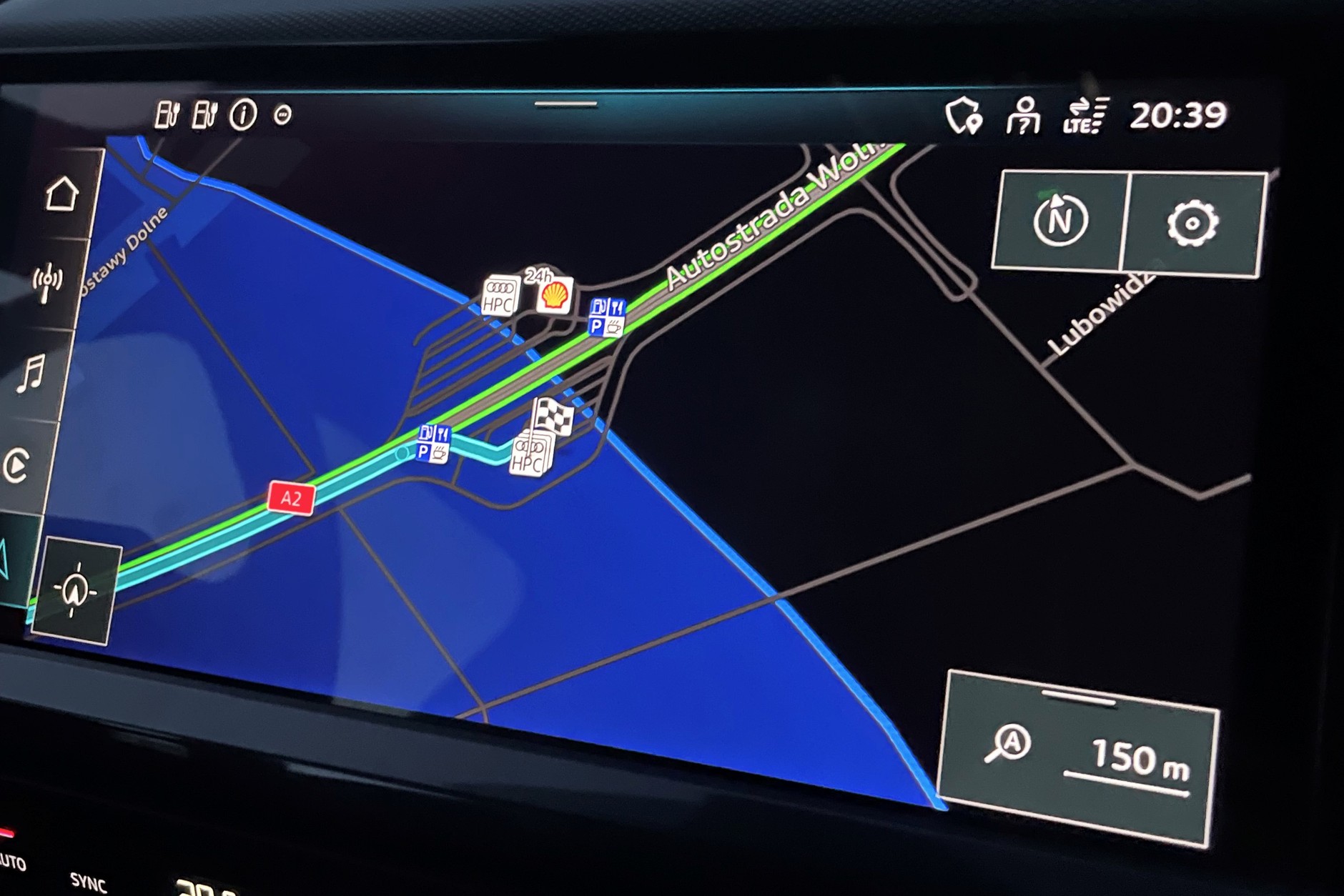 Trasa prowadzi do ładowarki. Niebieski obszar wizualizuje pozostały zasięg