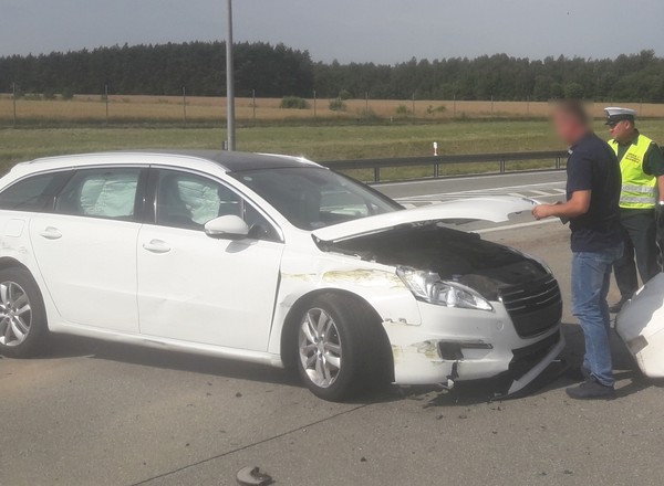 Nie zmieścił się w bramkach - rozbił auto i barierki